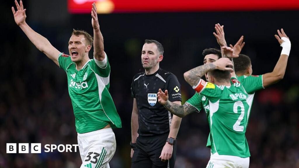 న్యూకాజిల్ FA కప్ తప్పిదాల తర్వాత రిఫరీ క్రిస్ కవానాగ్ మరియు సహాయకుడు నిక్ గ్రీన్‌హాల్గ్ నిలబడ్డారు