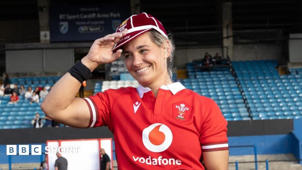 కెరిన్ లేక్: వేల్స్ సెంటర్ రగ్బీ నుండి రిటైర్మెంట్ ప్రకటించింది