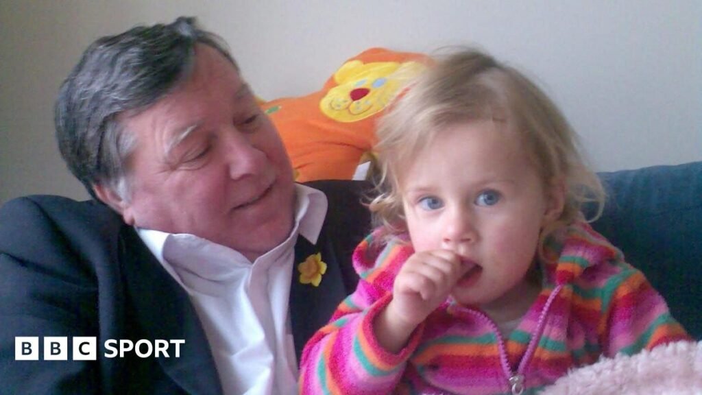 అన్నా పావెల్: బారీ జాన్ మనవరాలు వేల్స్ కోసం ఫుట్‌బాల్ ఆడగలదా?