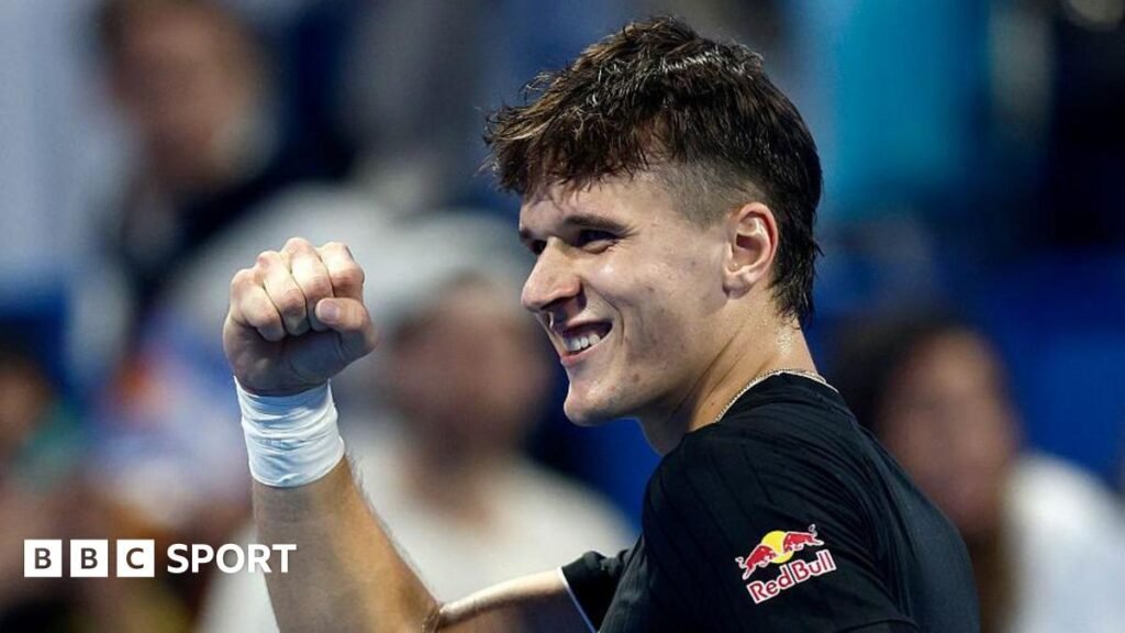 ఖతార్ ఓపెన్: జానిక్ సిన్నర్‌ను చిత్తు చేసి సెమీఫైనల్‌కు చేరుకున్న జాకుబ్ మెన్సిక్