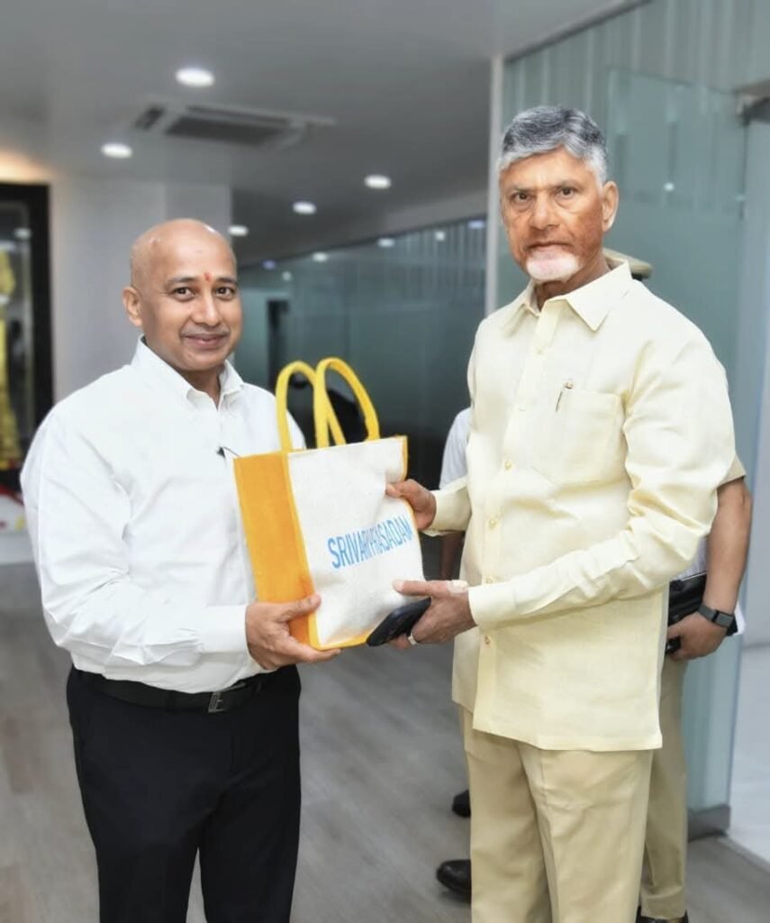 ముఖ్యమంత్రిని మర్యాదపూర్వకంగా కలిసిన టీటీడీ ఈవో