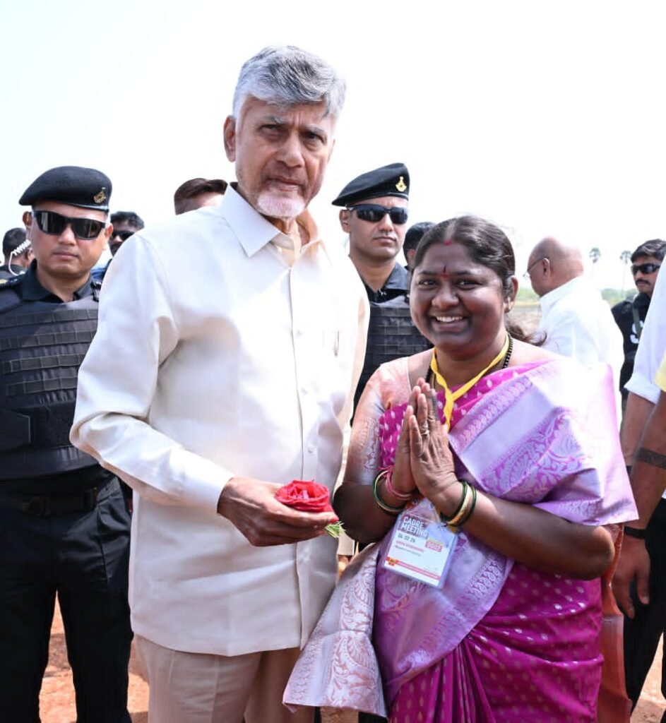 ముఖ్యమంత్రికి ఘన స్వాగతం పలికిన మంత్రులు, ప్రజా ప్రతినిధులు, అధికారులు