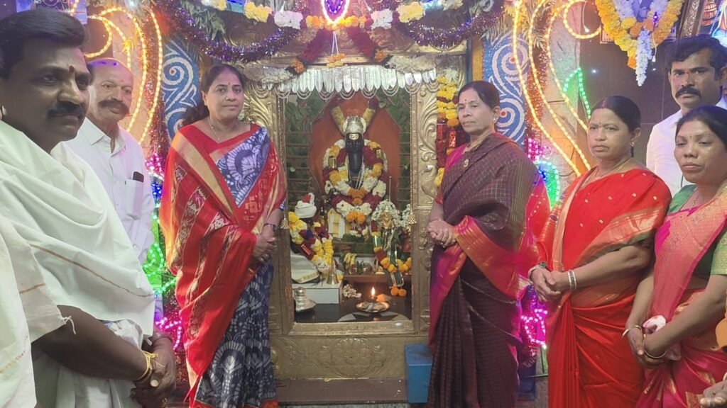 స్వామి–అమ్మవార్లకు ప్రత్యేక పూజలు నిర్వహించిన మాజీ ఎమ్మెల్యే శ్రీదేవమ్మ