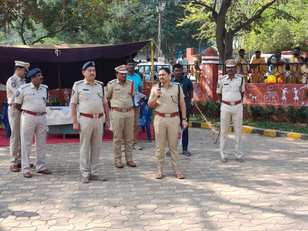 భక్తులతో గౌరవంగా మాట్లాడుతూ వారిని గైడ్ చేయండి