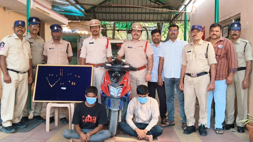 ఇళ్లలో చోరీకి పాల్పడుతున్న దొంగలు అరెస్ట్