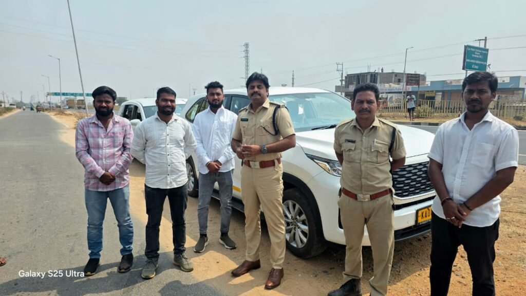 నిబంధనలు ఉల్లంఘించిన కర్ణాటకకు చెందిన 4ఇన్నోవాలు