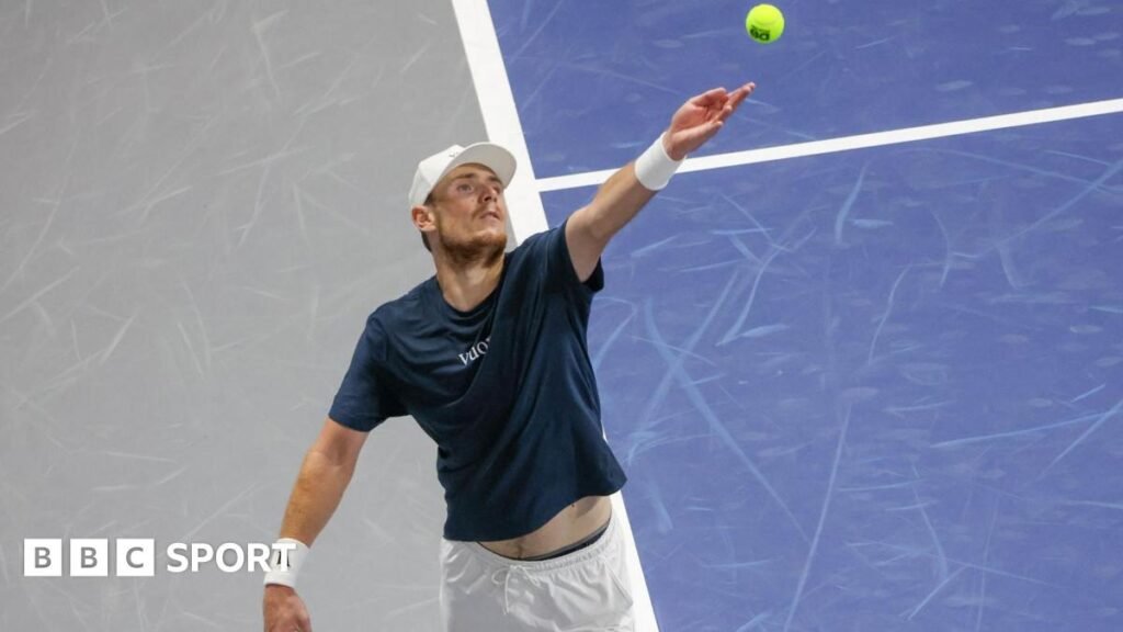 జాక్ పిన్నింగ్టన్ జోన్స్ ఖతార్‌లోని డల్లాస్ ఓపెన్, ఎలెనా రైబాకినాలో ఫ్లావియో కోబోలిని ఆశ్చర్యపరిచాడు