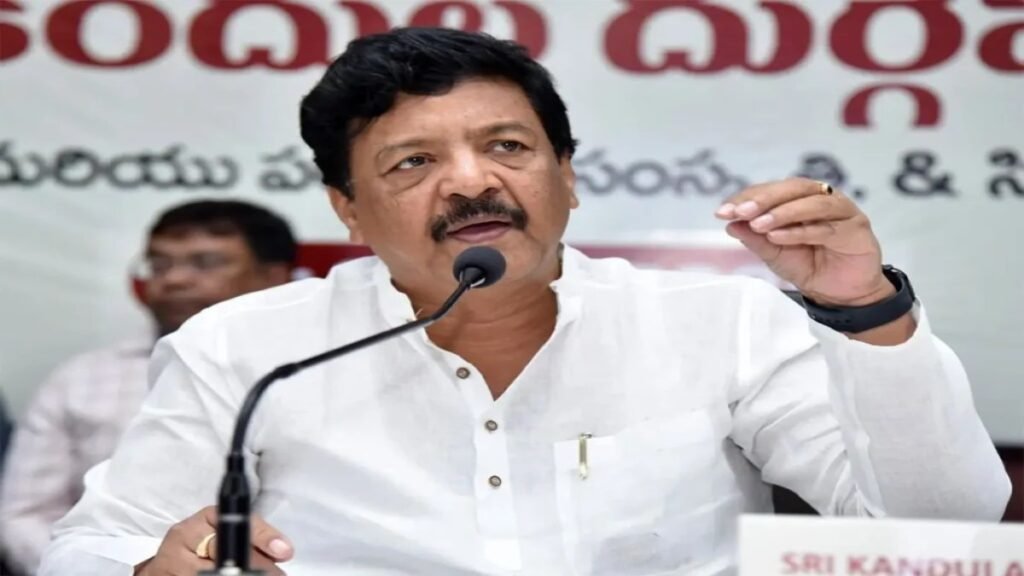 ఏపీ మంత్రులకు బెదిరింపు లేఖలు, జాగ్రత్తగా ఉండాలంటూ హెచ్చరికలు..!! | ఏపీ మంత్రులకు మావోయిస్టుల పేరుతో బెదిరింపు లేఖలు రావడం సంచలనంగా మారడంతో పోలీసులు విచారణ చేపట్టారు.