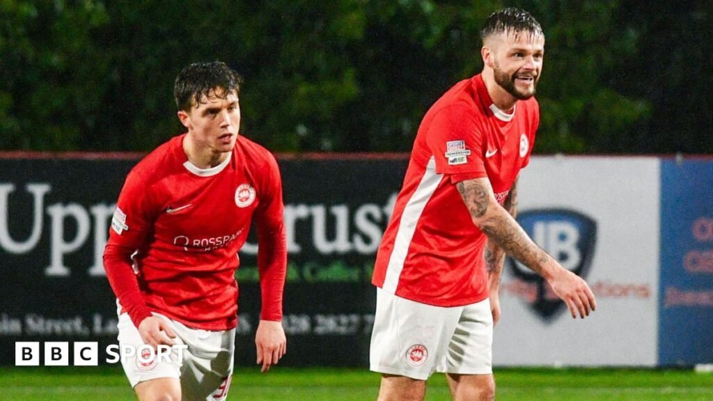 ఐరిష్ ప్రీమియర్‌షిప్: లిన్‌ఫీల్డ్, క్లిఫ్టన్‌విల్లే మరియు కారిక్ గెలవగా లార్న్ గ్లెంటోరన్‌తో డ్రా చేసుకున్నాడు