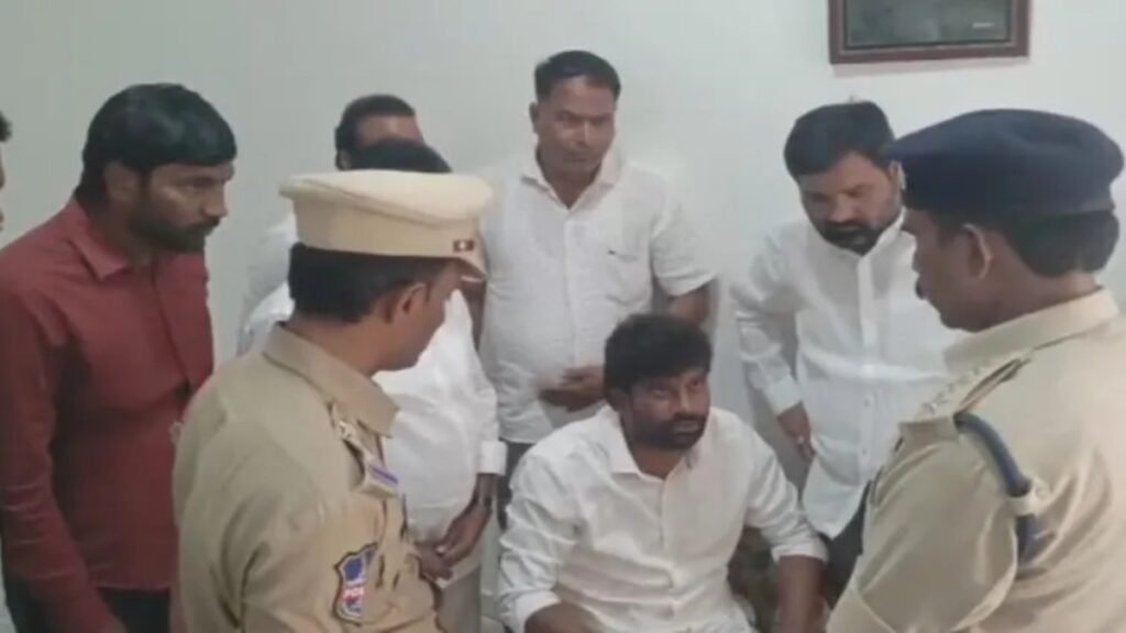 బాల్క సుమన్ అరెస్ట్, బీఆర్ఎస్ శ్రేణుల ఆందోళన – ఉద్రిక్తత..!! | క్యాతన్‌పల్లిలో బీఆర్‌ఎస్‌ నేత బాల్క సుమన్‌ అరెస్ట్‌, పోలీసులకు వ్యతిరేకంగా బీఆర్‌ఎస్‌ క్యాడర్‌ నిరసనతో ఉద్రిక్త పరిస్థితులు నెలకొన్నాయి.