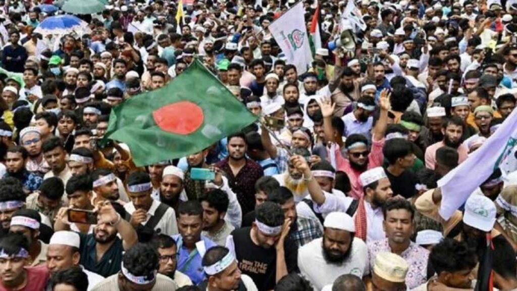 బంగ్లాదేశ్ తలరాతను మార్చే ఎన్నికలు- ముమ్మరంగా పోలింగ్ | బంగ్లాదేశ్ ఎన్నికలు: ఢాకాలోని పోలింగ్ కేంద్రం వద్ద ఓటర్లు పొడవాటి క్యూలైన్లలో భద్రతను కట్టుదిట్టం చేశారు