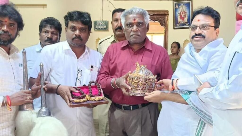 వారసత్వ బంగారు కిరీటం వచ్చేసింది! | బ్రహ్మంగారి మతం అప్‌డేట్: పీఠాధిపతి పట్టాభిషేకం ఫిబ్రవరి 26న సెట్ చేయబడింది; ఎండోమెంట్స్ డిపార్ట్‌మెంట్ గోల్డ్ రెగాలియాను అందజేస్తుంది