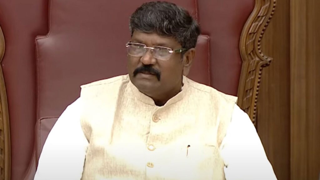 రాజీనామా చేసిన వైసీపీ ఎమ్మెల్సీలపై సంచలన నిర్ణయం..!! | రాజీనామాలపై నిర్ణయం తీసుకోవాలని వైఎస్సార్‌సీపీకి రాజీనామా చేసిన ఎమ్మెల్సీలకు మండలి చైర్మన్ నోటీసులు, వివరాలు ఇక్కడ ఉన్నాయి.