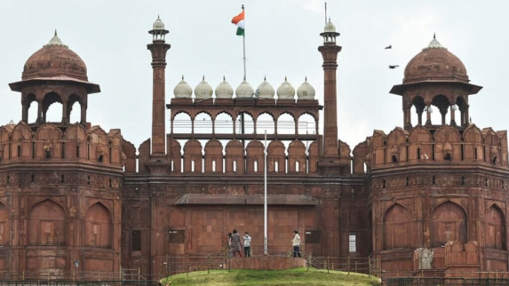 దేశ రాజధానిలో భారీ పేలుళ్లకు లష్కర్ పన్నాగం- కేంద్ర ఇంటెలిజెన్స్ బ్యూరో హెచ్చరిక | ఢిల్లీ ఎర్రకోట సమీపంలో ఇంటెలిజెన్స్ హెచ్చరికను అందుకుంది దేవాలయాలను లక్ష్యంగా చేసుకుని దాడి హెచ్చరించింది, ఎల్‌ఇటి పరిశీలనలో