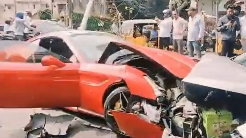 హైదరాబాద్ లో రూ.4 కోట్ల ఫెర్రారీ బీభత్సం- ఒక్క తొక్కు తొక్కేసరికి అన్నీ తుక్కు | రూ. 4 కోట్ల విలువైన ఫెరారీ హైదరాబాద్‌లో అదుపు తప్పి పలు వాహనాలను ఢీకొనడంతో కుప్పకూలింది