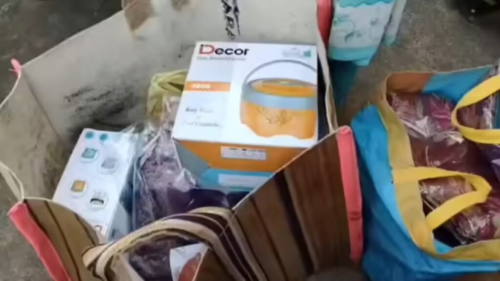 కాంగ్రెస్ అభ్యర్థి ఇచ్చిన బహుమతులు రోడ్డుపై విసిరేసి.. పోలీస్ కేసు పెట్టిన ఓటర్లు.. ఎందుకంటే | భువనగిరి మున్సిపాలిటీ ఎన్నికల్లో కాంగ్రెస్ అభ్యర్థి ఓడిపోవడంతో ఓటర్లకు బహుమతులు అందజేశాయి