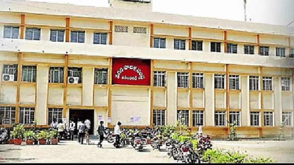 కరీంనగర్ కార్పోరేషన్ మేయర్ పీఠం కోసం రసవత్తర రాజకీయం! | కరీంనగర్ మున్సిపల్ కార్పొరేషన్ మేయర్ పదవికి క్యాంపు రాజకీయాలు. బండి సంజయ్ కాంగ్రెస్, బిఆర్‌ఎస్, ఎంఐఎంలను నిందించారు