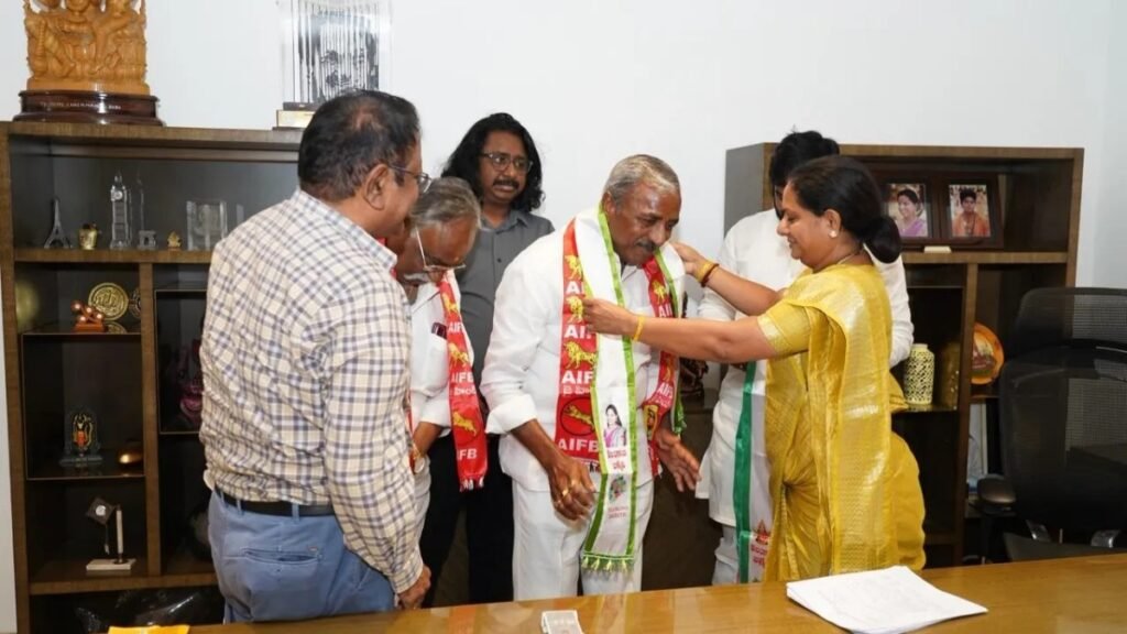 కవితకు బిగ్ షాక్.. ఆ కౌన్సిలర్లు కాంగ్రెస్ లో చేరిక! | కవితకు బిగ్ షాక్.. కాంగ్రెస్ పార్టీలో చేరిన వడ్డేపల్లి ఆల్ ఇండియా ఫార్వర్డ్ బ్లాక్ కౌన్సిలర్లు