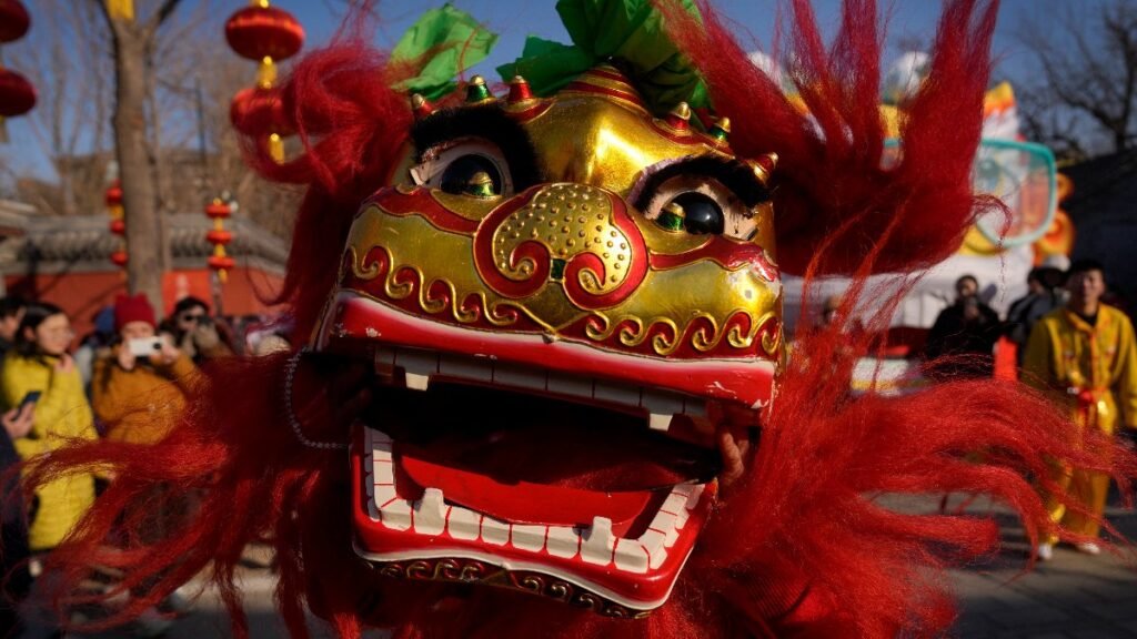 మనకు కొత్త అయినా- తెలుసుకోవాల్సిన లూనార్ ఫెస్టివల్ | చాంద్రమాన సంవత్సర సంప్రదాయాలు: చైనా మరియు ఇతర దేశాలలో మంచి అదృష్టం కోసం ఎర్ర బ్యానర్లు, బాణసంచా కాల్చండి