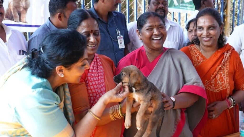 Minister Seethakka మంచి మనసు, మరోసారి బయటపడిన మానవత్వం | KBR పార్క్ ఈవెంట్‌లో ఇండీ కుక్కపిల్లని దత్తత తీసుకున్న మంత్రి సీతక్క, జంతు హింసపై కఠిన చర్యలు తీసుకోవాలని కోరారు