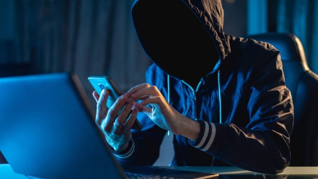 కొత్త ఉద్యోగి భారీ స్కామ్.. 100% డిస్కౌంట్ కోడ్‌లతో లక్షల దోపిడీ ! | కొత్త ఉద్యోగి 2 లక్షల విలువైన 100 శాతం తగ్గింపు కోడ్‌లను ఉపయోగించి మోసం చేయడం గురించి నేర వార్తలు