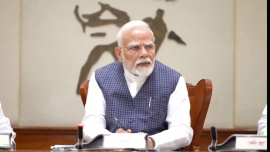 8వ తరగతి విద్యార్ధులకు ఆ పాఠాలా ? మోడీ తీవ్ర అసంతృప్తి..! | ఎస్సీ నిషేధం తర్వాత 8వ తరగతి పాఠ్యపుస్తకాల్లో న్యాయపరమైన అవినీతి పాఠంపై ప్రధాని మోదీ అసంతృప్తి వ్యక్తం చేశారు.