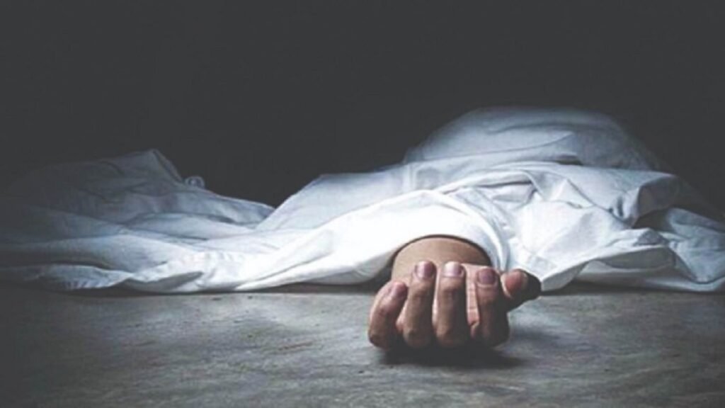 రాజమండ్రిలో కిడ్నీలు పాడై నలుగురు మృతి..నలుగురి పరిస్థితి విషమం.. కల్తీ పాలే కారణమా? | రాజమండ్రి పాల దుర్ఘటనలో మృతుల సంఖ్య నాలుగుకు చేరింది. నలుగురి పరిస్థితి విషమంగా ఉంది, కేసు దర్యాప్తులో ఉంది