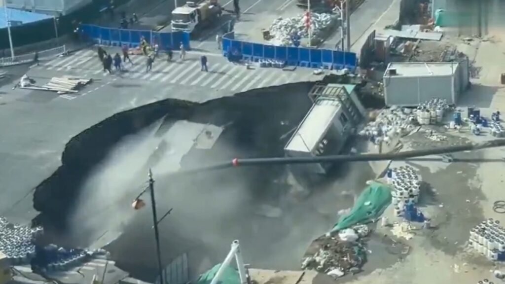 కుంగిన భూమి.. మ్యాసివ్ సింక్ హోల్: గగుర్పాటు సీసీటీవీ ఫుటేజీలో | దిగ్భ్రాంతికరమైన షాంఘై సింక్‌హోల్ రోడ్డు మార్గం మరియు సమీపంలోని భవనాలను స్వాలోస్, సెక్యూరిటీ కెమెరాలు భారీగా బంధించాయి