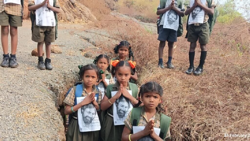 పవన్, లోకేష్ లకు విద్యార్ధుల రిక్వస్ట్.. “మీకు దండం పెడతాం” అంటూ | విజయనగరం జిల్లా రాయపాలెం గ్రామానికి చెందిన విద్యార్థులు రోడ్ల గురించి పవన్ కళ్యాణ్ మరియు లోకేష్‌లకు విన్నవించారు