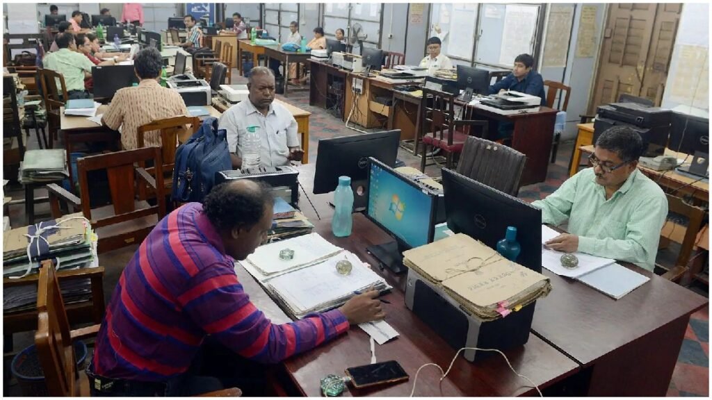 ఉద్యోగులకు కొత్త ఆరోగ్య పథకం, ఇక నుంచి అమలు ఇలా..!! | ఉద్యోగుల ఆరోగ్య సంరక్షణ వ్యవస్థపై తెలంగాణ ప్రభుత్వం తాజా ప్రతిపాదనలు, జేఏసీ నేతలతో చర్చించేందుకు