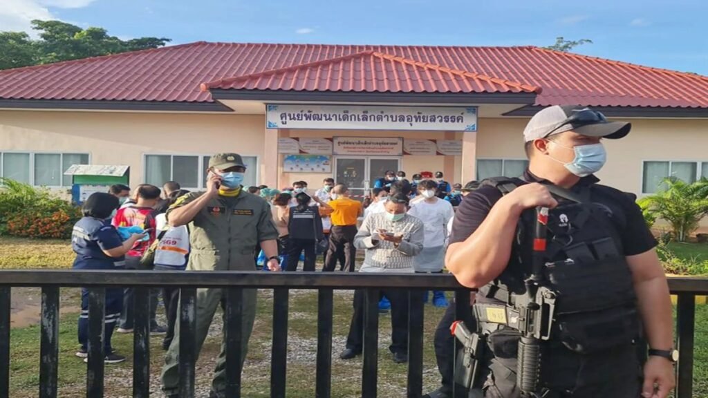 అయ్యో.. 34 మందిని కాల్చేశాడు.. మృతుల్లో 22 మంది చిన్నారులు | థాయ్‌లాండ్ విషాద మారణకాండ : డేకేర్ సెంటర్ నోంగ్‌బువాలంఫు షూటింగ్‌లో 23 మంది పిల్లలతో సహా 34 మంది చనిపోయారు