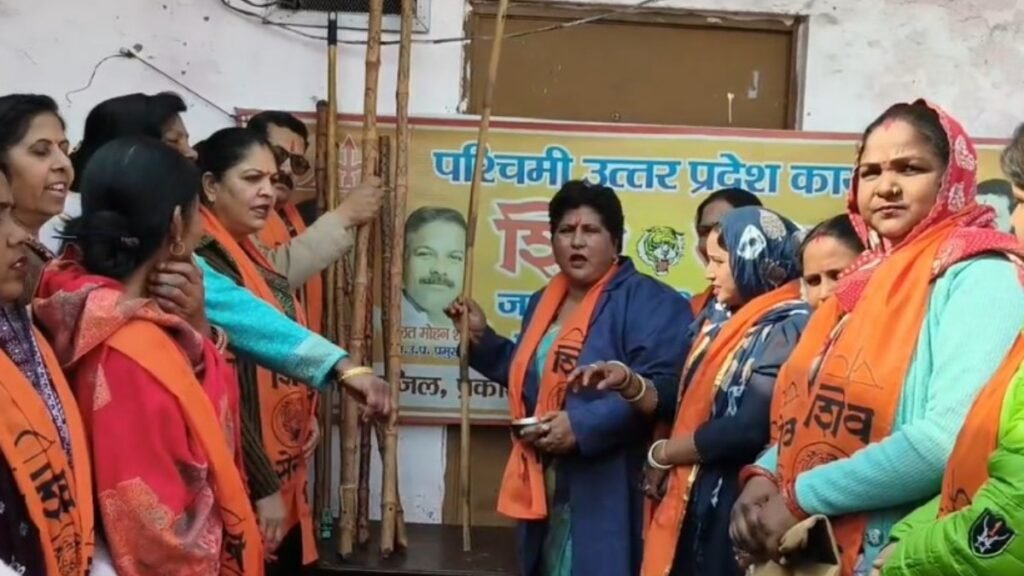 వాలంటైన్స్ డే.. లాఠీలకు నూనె రాసి ఎముకలు విరిచేస్తామని సీరియస్ వార్నింగ్ | ప్రేమికుల రోజు.. సెలబ్రేట్ చేసుకుంటే ప్రేమికుల ఎముకలు విరగ్గొడతాయని క్రాంతి సేన సీరియస్ వార్నింగ్