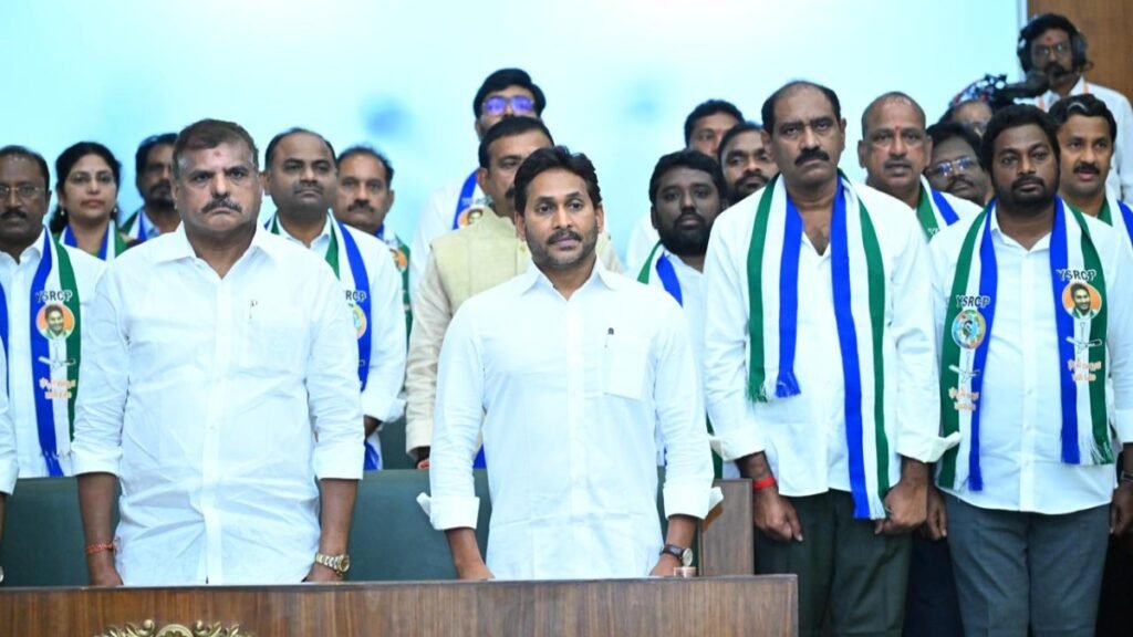 ఏపీ అసెంబ్లీ: మళ్లీ జగన్ తో ఆ ఇద్దరు ఎమ్మెల్సీలు..! ఈక్వేషన్ మారుతోందా? | వైఎస్సార్‌సీపీ సస్పెన్షన్‌కు గురైన ఎమ్మెల్యే దువ్వాడ శ్రీనివాస్, అనంతబాబు చాలా కాలం తర్వాత ఏపీ అసెంబ్లీలో జగన్‌ను కలిశారు.