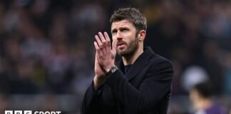 మ్యాన్ యుటిడి: తాత్కాలిక ప్రధాన కోచ్గా మైఖేల్ కారిక్ అద్భుతమైన పని చేస్తున్నాడని సర్ జిమ్ రాట్క్లిఫ్ చెప్పారు.