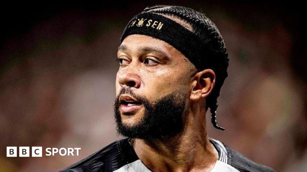 మెంఫిస్ డిపే: కొరింథియన్స్ స్ట్రైకర్ అతను మ్యాచ్ సమయంలో మొబైల్ ఫోన్‌ను ఎందుకు ఉపయోగించాడో వివరించాడు