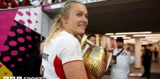 జో స్ట్రాట్ఫోర్డ్: ప్రపంచ కప్ గెలిచిన రెడ్ రోజ్ గర్భం దాల్చినట్లు ప్రకటించింది