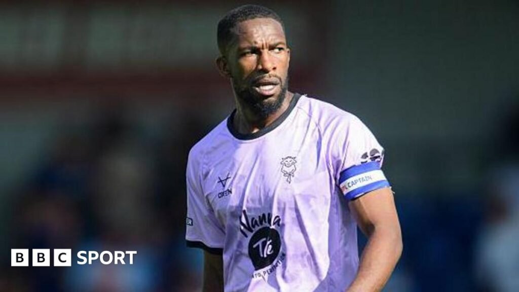 కార్డిఫ్ సిటీ లింకన్ సిటీ కెప్టెన్ టెండాయి దరిక్వా పట్ల జాత్యహంకార సంజ్ఞతో ఆరోపించబడిన అభిమానిని కోరింది