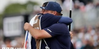 LIV గోల్ఫ్ దక్షిణాఫ్రికా: జోన్ రాహ్మ్పై ప్లే-ఆఫ్ గెలిచిన తర్వాత బ్రైసన్ డిచాంబ్యూ కన్నీళ్లు పెట్టుకున్నాడు.