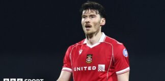 కీఫెర్ మూర్: వేల్స్ ప్రపంచ కప్ ప్లే-ఆఫ్ల నుండి రెక్స్హామ్ స్ట్రైకర్ ఔట్