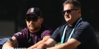 బ్రెండన్ మెకల్లమ్: ఇంగ్లాండ్ కోచ్ను తొలగించడం ‘చేయడం చాలా సులభం’ – ఈసీబీ చీఫ్