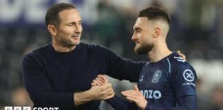 మాట్ గ్రిమ్స్: ఫ్రాంక్ లాంపార్డ్ స్వాన్సీ సిటీ అభిమానులు మాజీ సారథిని బుజ్జగించడం మానేస్తారని ఆశిస్తున్నారు.