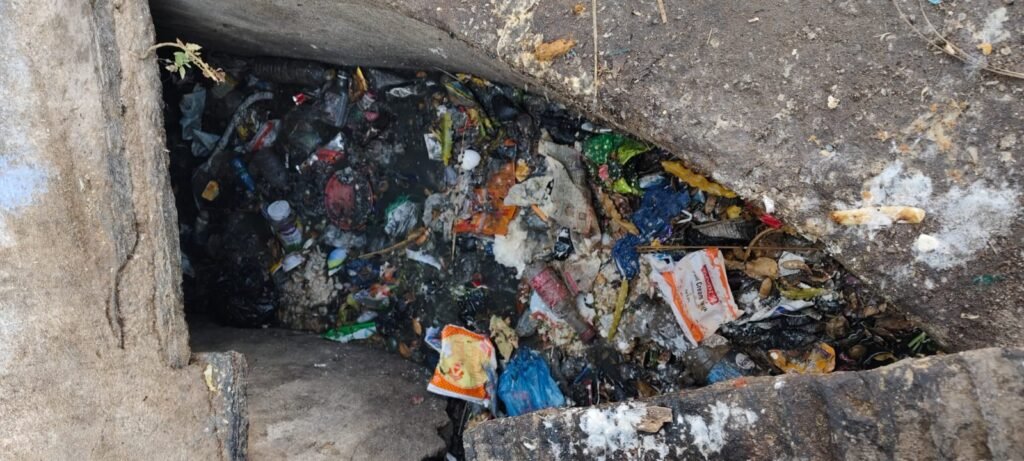 అధ్వానంగా మారిన మురికి కాలువలు