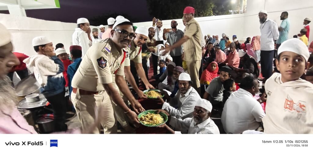 జామీయా మస్జీద్ లో ఇఫ్తార్ విందు ఇచ్చిన వెల్దుర్తి సీఐ, ఎస్సైలు 