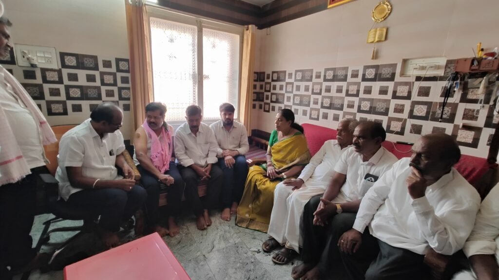 వార్త అమీర్‌ ని పరామర్శించిన మాజీ ఎమ్మెల్యే శ్రీదేవమ్మ