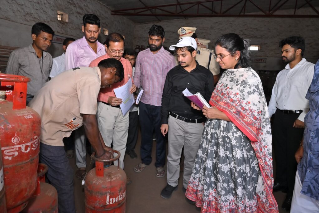 గ్యాస్ డెలివరీలో అక్రమాలకు పాల్పడితే కఠిన చర్యలు తప్పవు