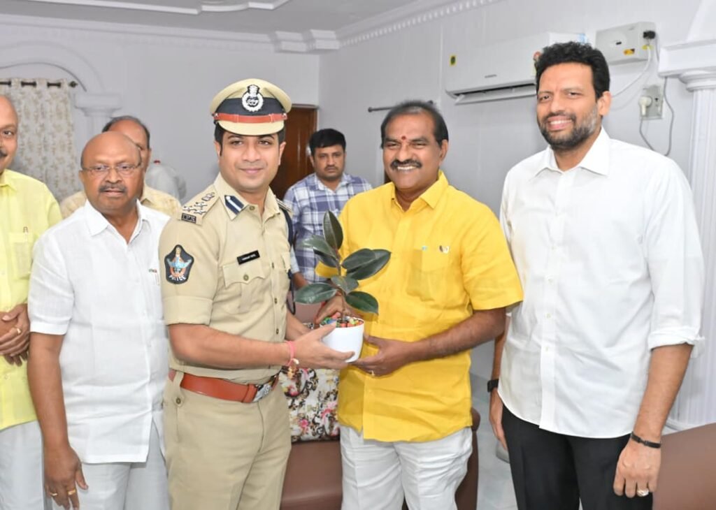 కర్నూలు జిల్లా ఇంచార్జ్ మంత్రిని కలిసిన కర్నూలు జిల్లా ఎస్పీ