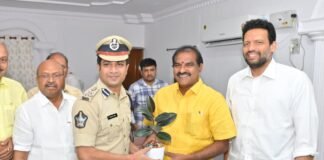 కర్నూలు జిల్లా ఇంచార్జ్ మంత్రిని కలిసిన కర్నూలు జిల్లా ఎస్పీ