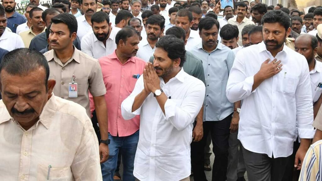 వైసీపీలోకి సీనియర్ నేత రీ ఎంట్రీ, అదే బాటలో..!! | ప్రకాశం జిల్లాకు చెందిన సీనియర్‌ రాజకీయ నాయకుడు వైఎస్సార్‌సీపీలో మళ్లీ చేరే అవకాశం ఉందని అనుచరులతో తాజా చర్చ, వివరాలు