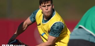 సెబ్ అట్కిన్సన్: ఇంగ్లండ్ జట్టు సహచరుడు ఫిన్ స్మిత్తో దశాబ్ద కాలం నాటి సంబంధంపై కేంద్రం