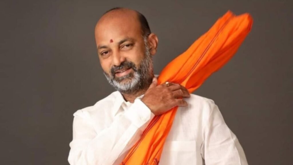 కరీంనగర్ నుండి కొండగట్టుకు కేంద్రమంత్రి అంజన్న ఆశీర్వాద యాత్ర | కరీంనగర్ నుండి కొండగట్టు వరకు బిజెపి నాయకులతో కలిసి అంజన్న ఆశీర్వాద యాత్ర చేస్తున్న కేంద్ర మంత్రి బండి సంజయ్